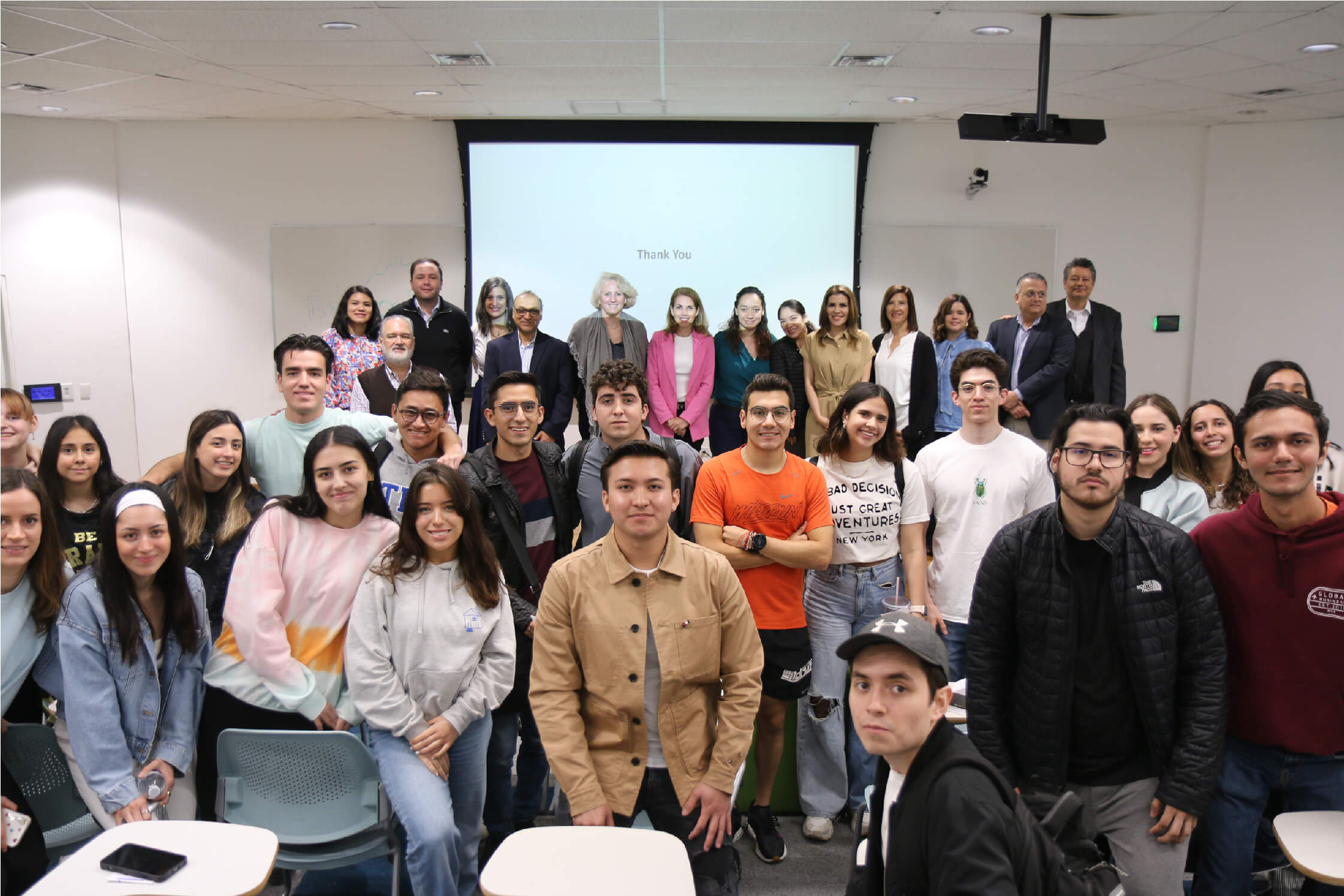 Dhruv Grewal y Anne Roggeveen con estudiantes de la concentración en retail del Tec de Monterrey campus Monterrey