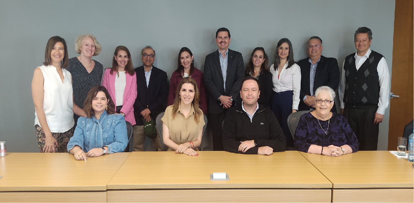 Dra. Anne Roggeveen con profesores del Centro de Comercio Detallista